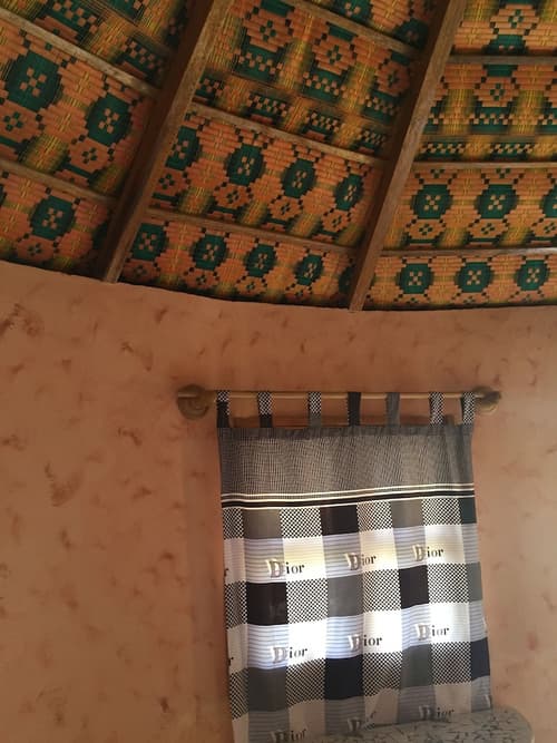 Les Cristaux Roses, Room