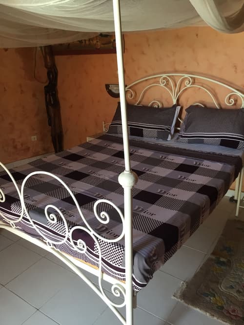 Les Cristaux Roses, Room