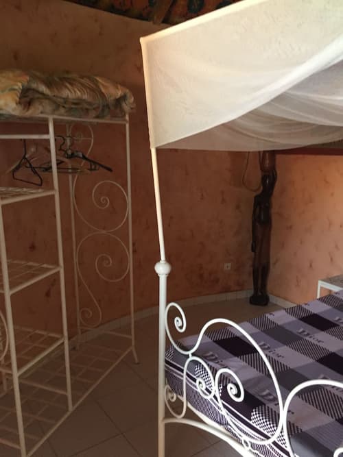 Les Cristaux Roses, Room