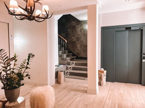 Le White, Lobby sitting area