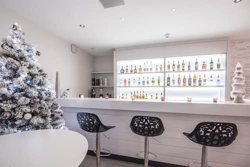 Le White, Bar (on property)