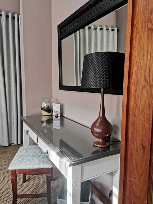 2 Leafed Doors, Living area