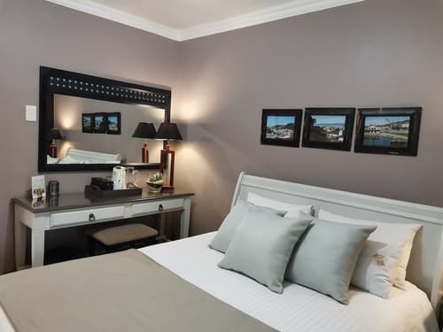 2 Leafed Doors, Room