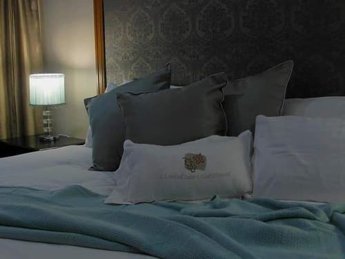 2 Leafed Doors, Room