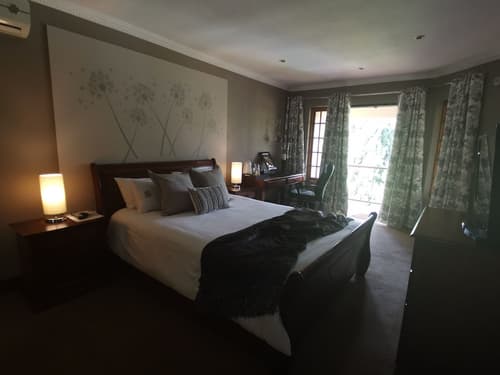 2 Leafed Doors, Room