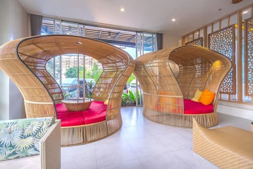 Ramada by Wyndham Phuket Deevana Patong, Lobby sitting area