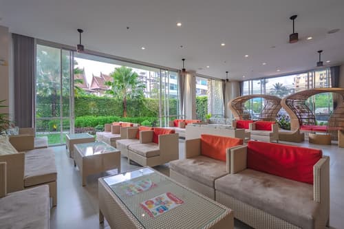 Ramada by Wyndham Phuket Deevana Patong, Lobby sitting area