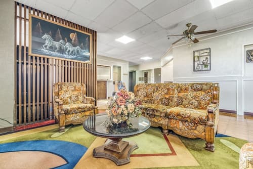 Camelot INN, Lobby sitting area