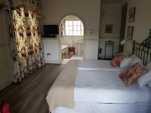 Sherwood's Country House, Room