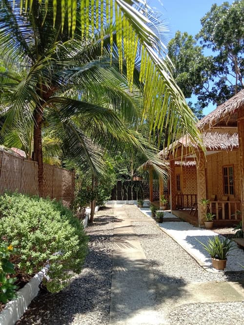 Alona Pawikan, Garden