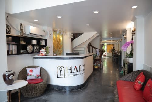 Halo Hotel, Primary image