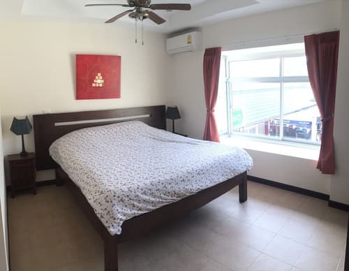 Merlin Plaza Apartments, Room