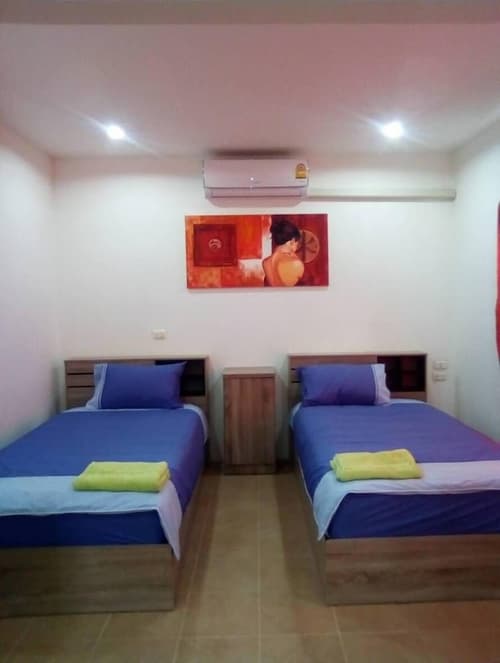 Merlin Plaza Apartments, Room