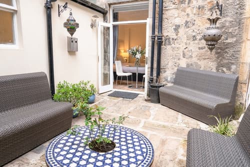 Edinburgh Castle Apartments and Suites