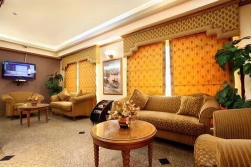 Capri Hotel Suites, Lobby sitting area