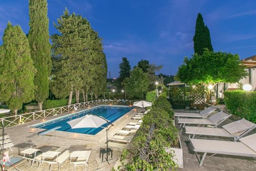 Hotel Boomerang, Primary image