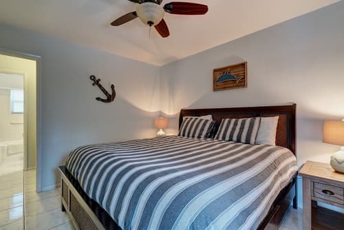 4145 By The Sea Inn & Suites, Room