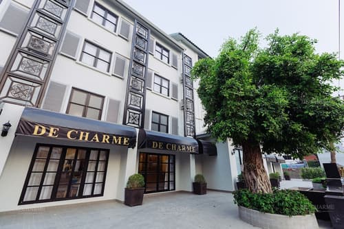 De Charme Hotel, Front of property