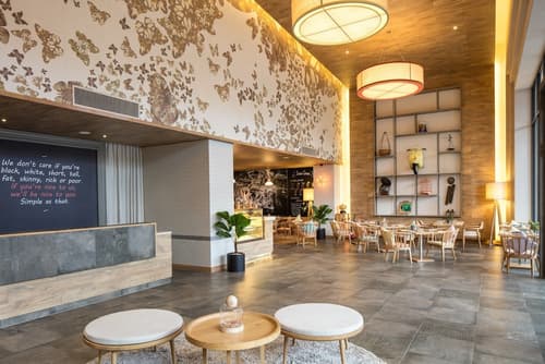 Fusion Suites Saigon, Interior entrance