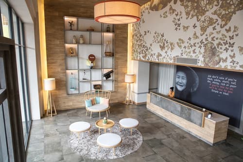 Fusion Suites Saigon, Interior entrance