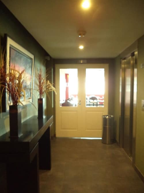 Hotel Mil 810, Interior entrance