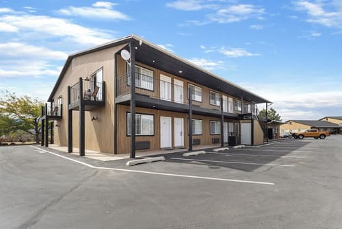Broken Spur Inn & Steakhouse, Balcony