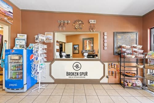Broken Spur Inn & Steakhouse, Lobby