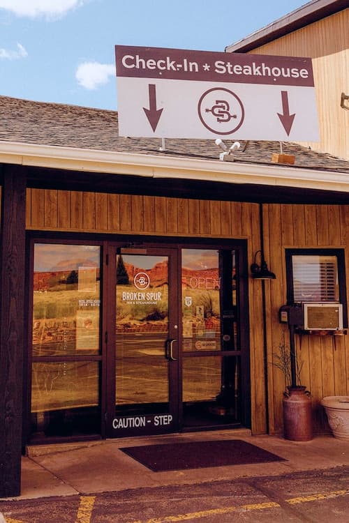 Broken Spur Inn & Steakhouse, Lobby