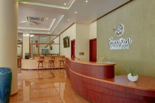 Season Paradise, Interior entrance