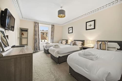 Corran House Guest House & Hostel