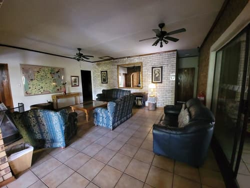 Autumn Breeze Manor, Lobby sitting area