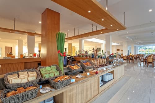 Le Eminence Hotel Convention & Resort Ciloto - Puncak, Breakfast area