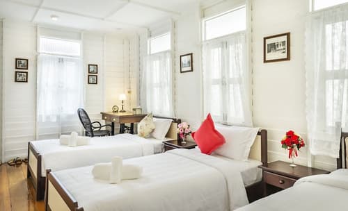 Baan Kachitpan, Primary image