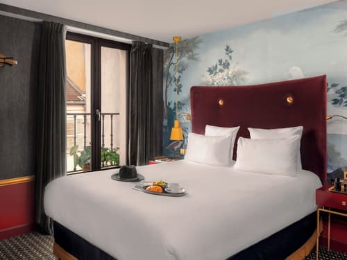 Snob Hotel, Primary image