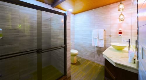 Aninga Lodge, Bathroom