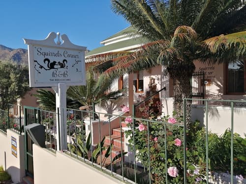 Squirrels Corner, Front of property