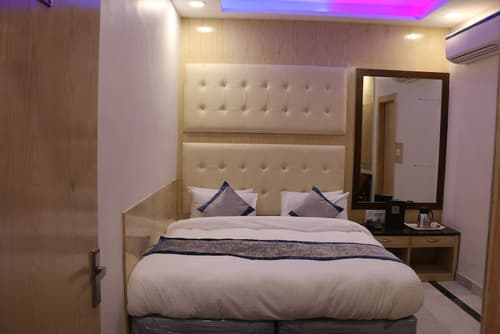 Check in Room Chuna Mandi, 