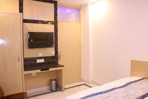 Check in Room Chuna Mandi, 