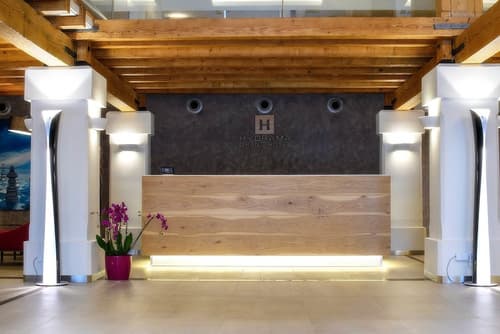 Hydrama Grand Hotel, Reception