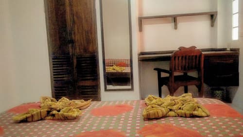 Flower Power Village, Room