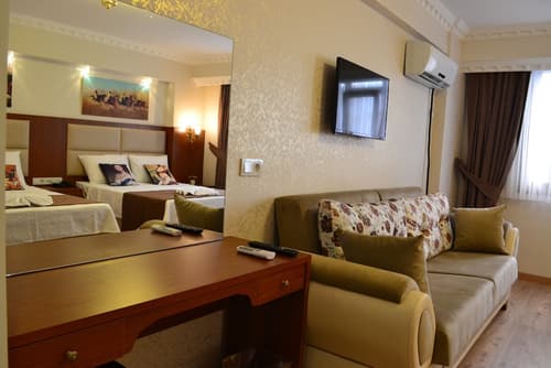 Peradise Hotel, Room