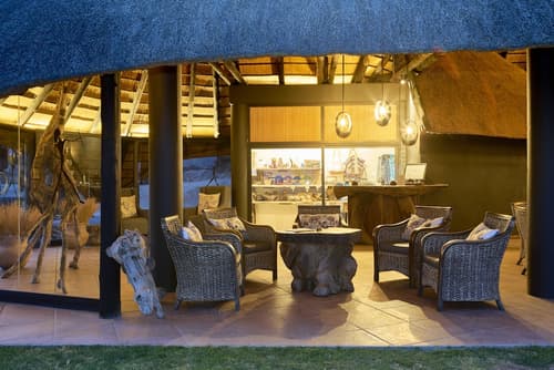 Ai Aiba - The Rockpainting Lodge, Lobby sitting area