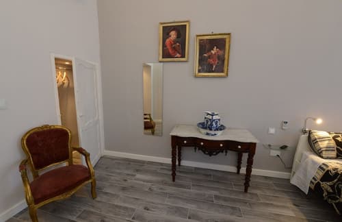 Paulos Valletta, Room