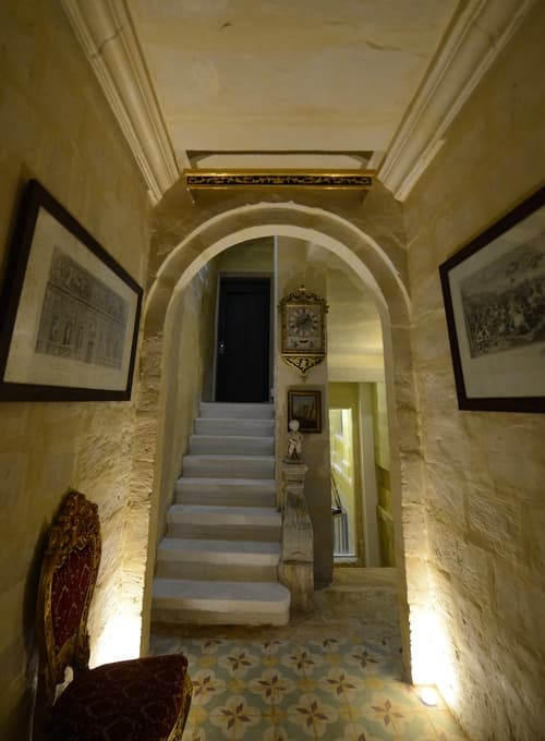 Paulos Valletta, Interior entrance