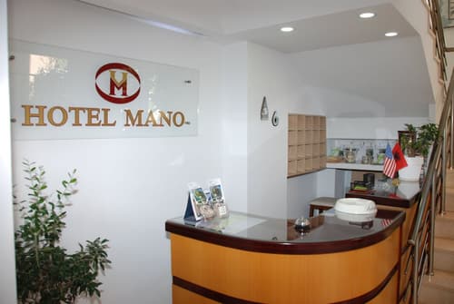 Hotel Mano, Reception