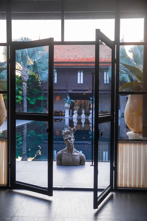 Villa Mahabhirom, Interior entrance