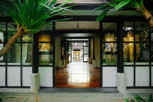 Villa Mahabhirom, Interior entrance