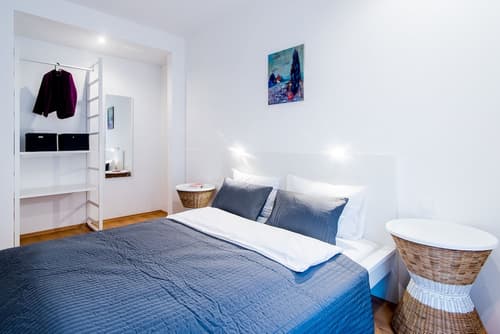 Vagabond Corvin, Room