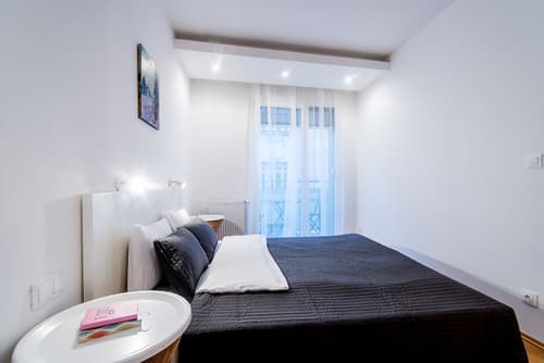 Vagabond Corvin, Room