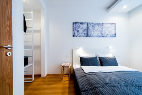 Vagabond Corvin, Room